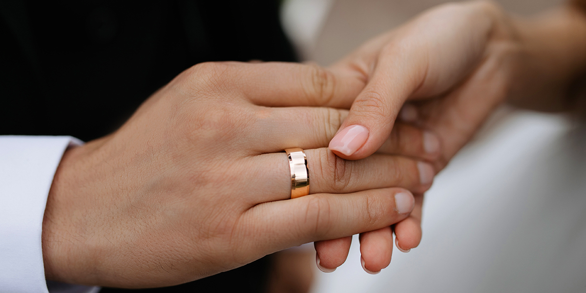 Фото рук молодоженов с кольцами. Счастливые браки и их помолвочные кольца. Фото рук с кольцами обручальными молодоженов. Just married сердца кольца. Понравились кольца
